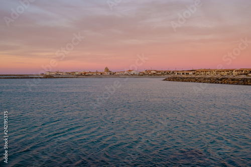 Obraz na płótnie Vue panoramique su le village Saintes-Maries-de-la-Mer. Camargue, France. Mer Méditerranée. Lever de soleil. w salonie