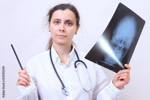 Obraz na płótnie Woman doctor with xray w salonie