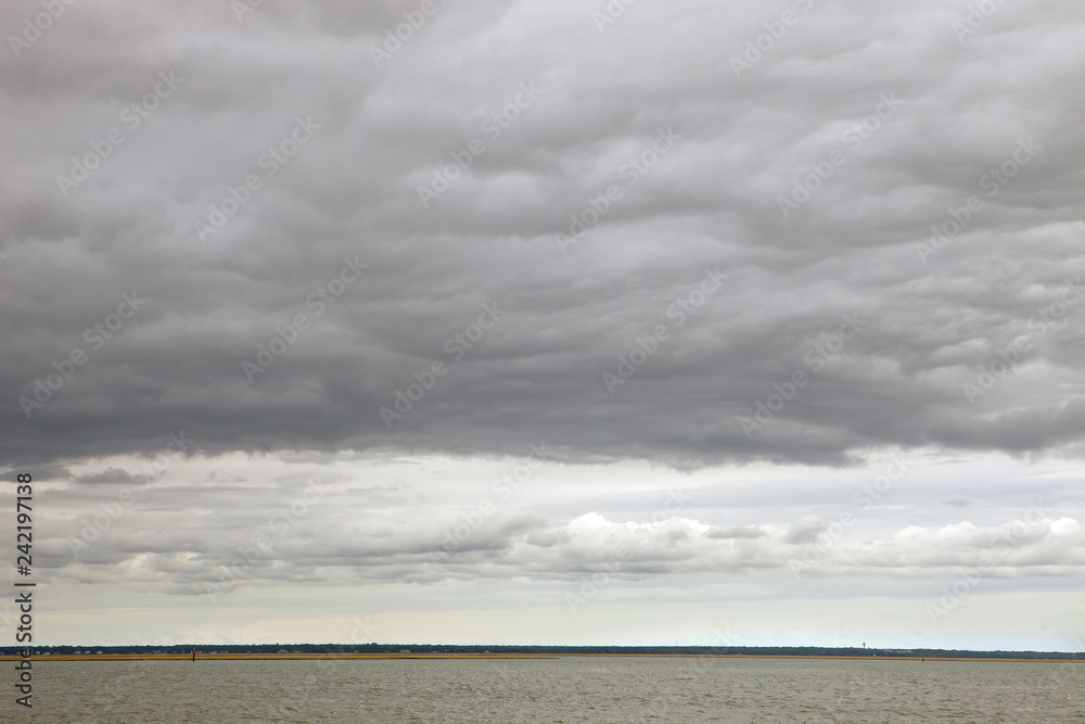 Obraz premium Storm clouds over the water