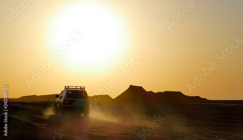 Sonnenuntergang und Sandsturm in der Sahara Tunesien