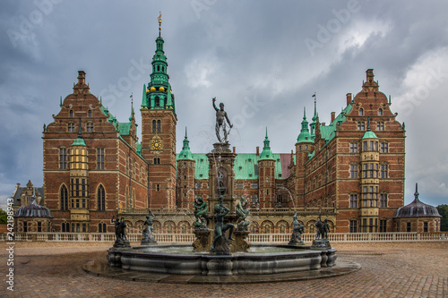 Neptunbrunnen im Schloss Frederiksborg an einem Gewitterabend