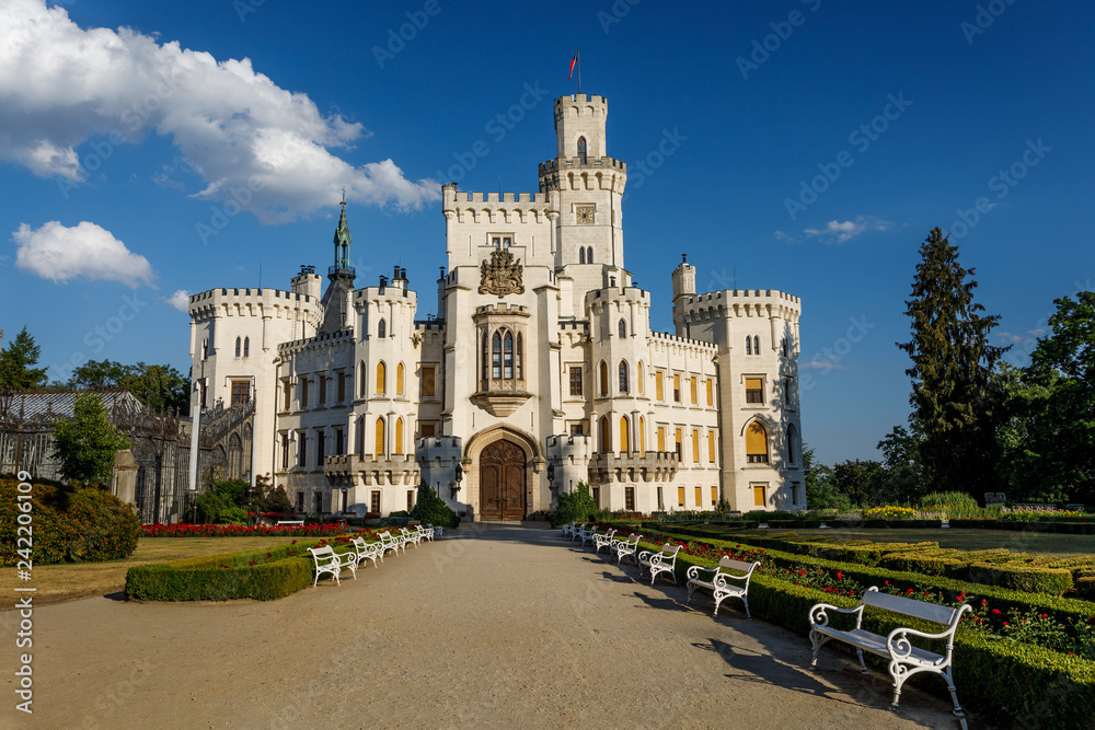 Obraz premium front view of beautiful white renaissance state castle castle Hluboka nad Vltavou, one of most beautiful castles in the Czech Republic