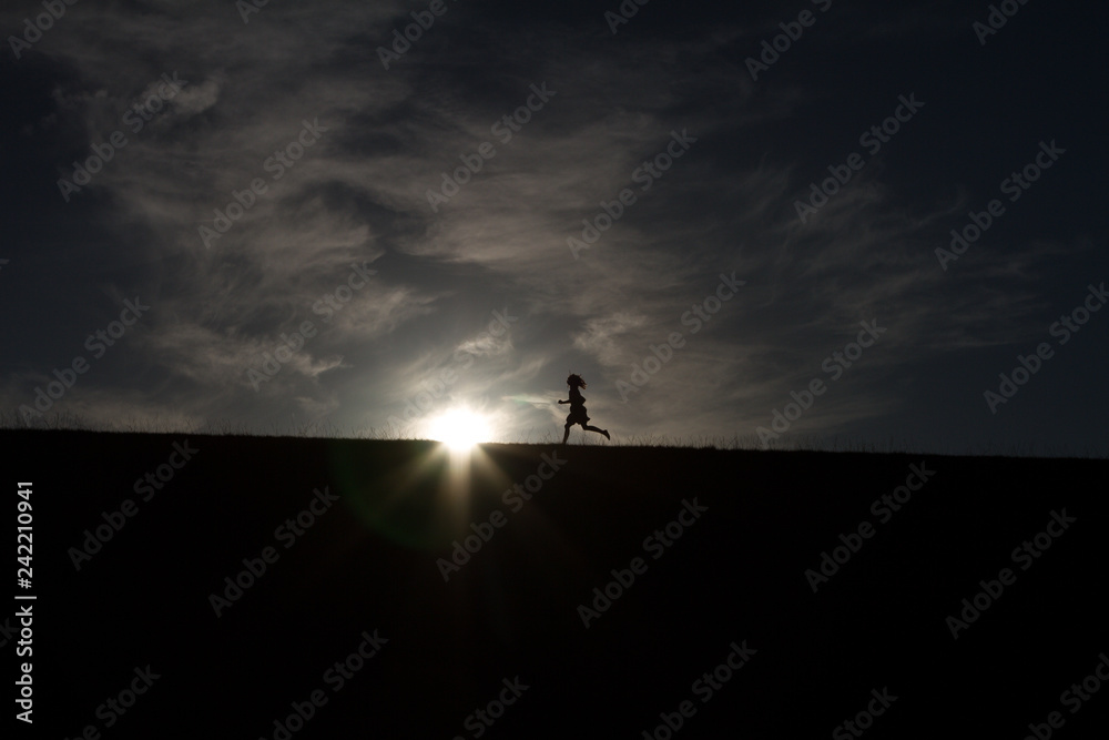 Kinder Silhouetten rennen 