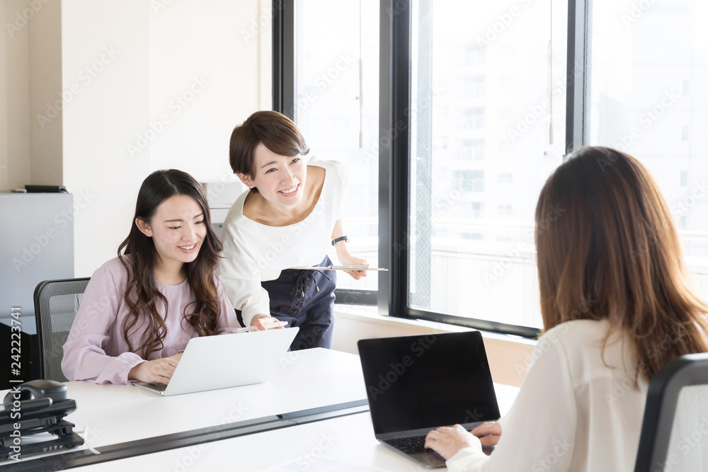 asian businesswomen working in office asian businesswomen working in office