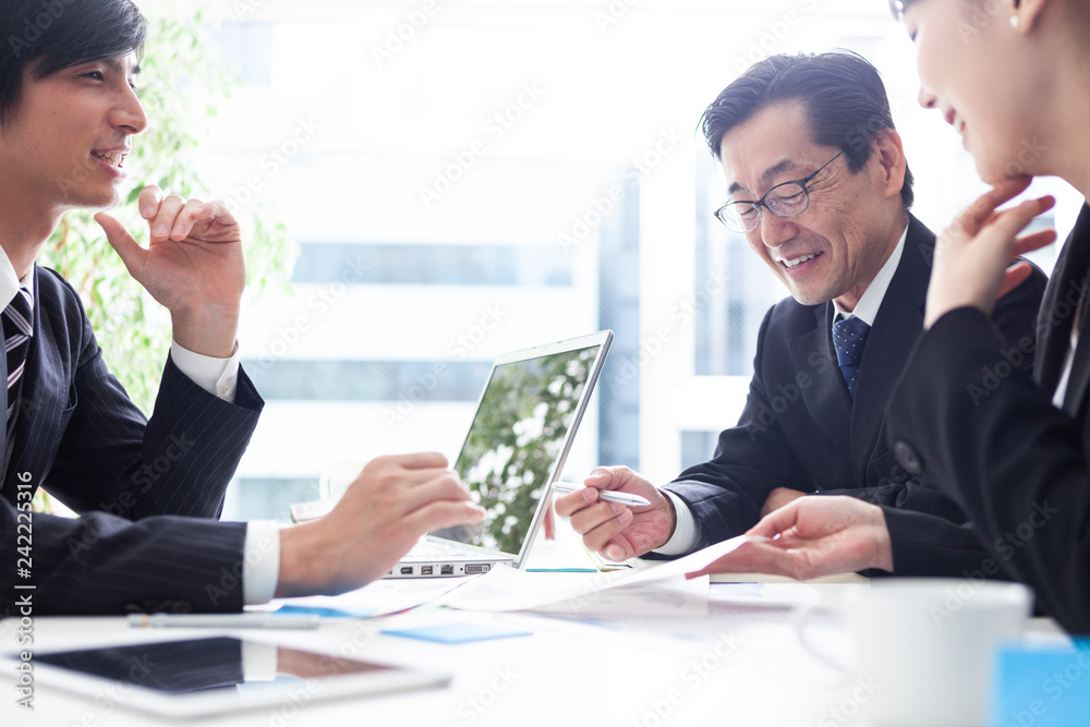 笑顔で意見を交し合う雰囲気の良い会議風景 笑顔で意見を交し合う雰囲気の良い会議風景