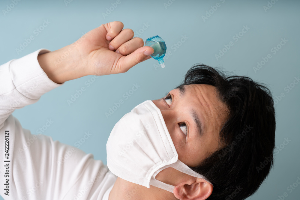 目薬をさす男性 目薬をさす男性