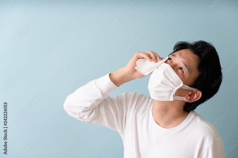涙をふく男性 涙をふく男性