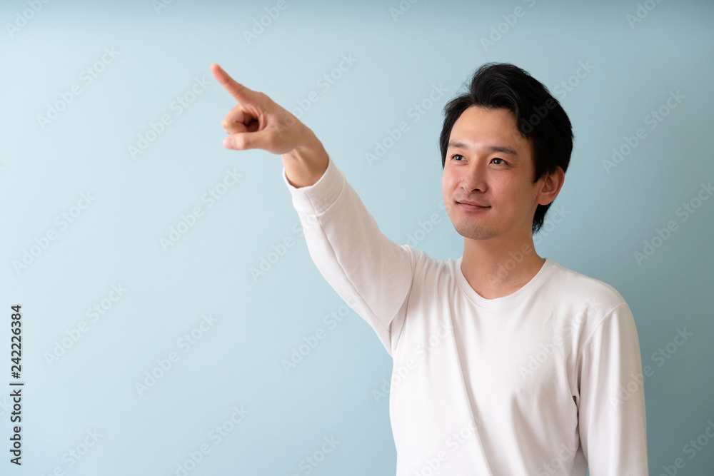 白Tシャツを着た男性イメージ