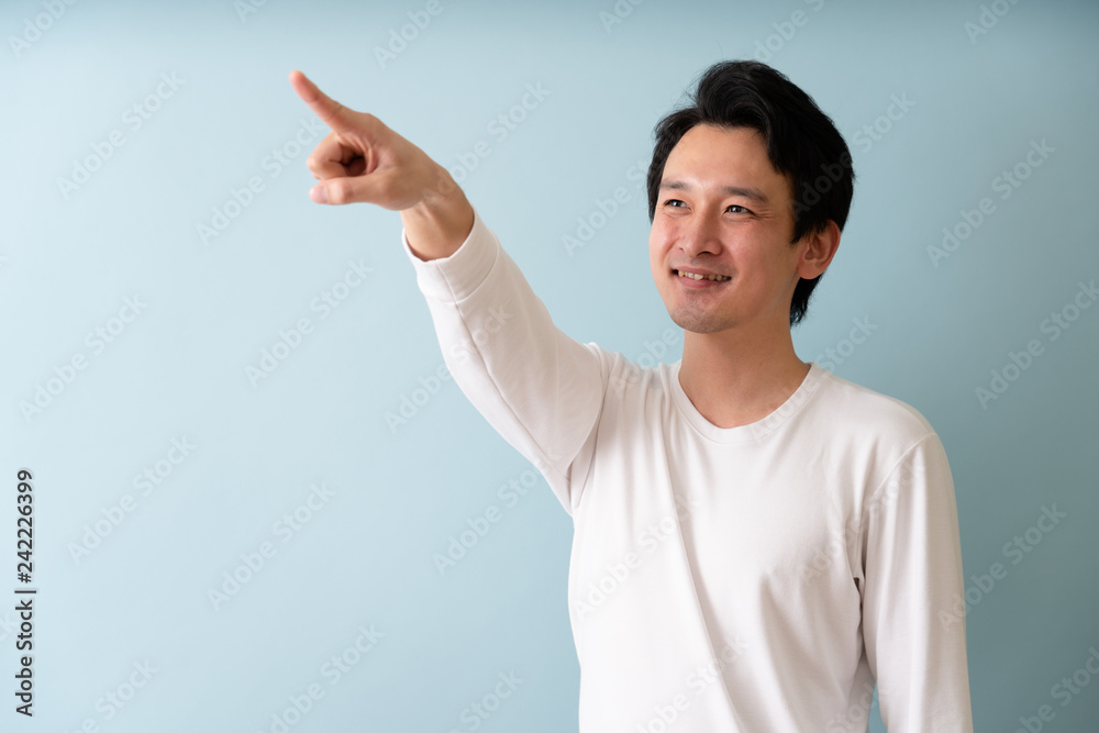 白Tシャツを着た男性イメージ 白Tシャツを着た男性イメージ