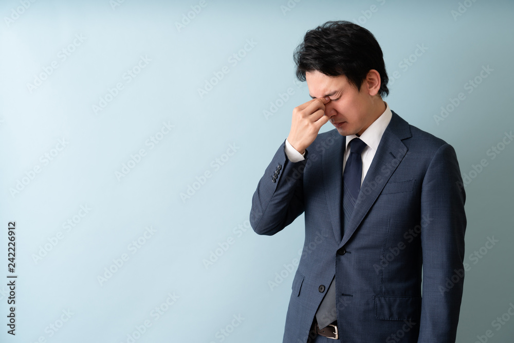 眼精疲労の男性イメージ 眼精疲労の男性イメージ