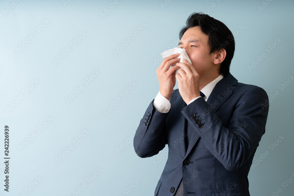 鼻水をかむ男性