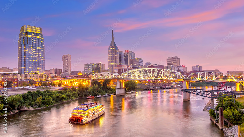 Naklejka premium Nashville, Tennessee downtown skyline at twilight