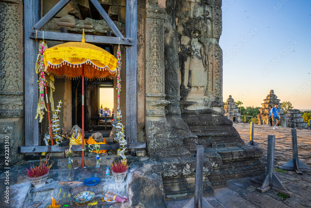 Obraz premium tourist travel at Phnom Bakheng temple