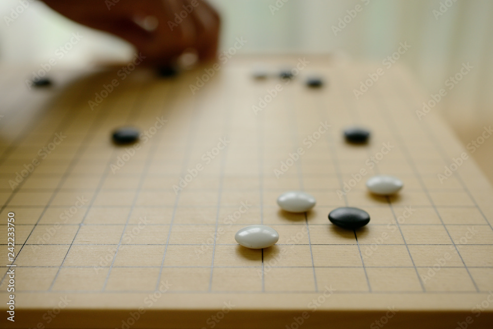 囲碁 碁盤 碁 高齢者の手 碁盤の目 Stock Photo | Adobe Stock
