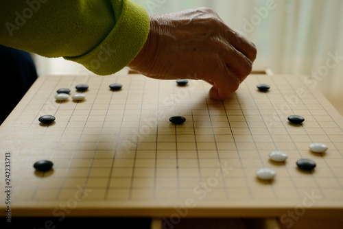 囲碁　碁盤　碁　高齢者の手　碁盤の目 photo