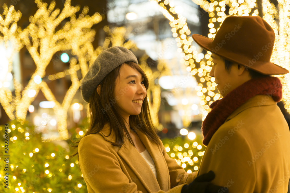 東京クリスマス イメージ カップルデート 表参道 クリスマスイルミネーション 向き合う Stock 写真 Adobe Stock