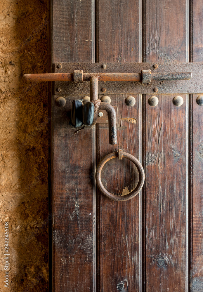 Puertas en el castillo de niebla Huelva Andalucía cerrojos viejas madera tablas Puertas en el castillo de niebla Huelva Andalucía cerrojos viejas madera tablas