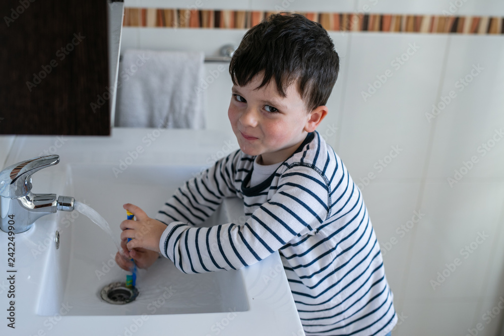 Child bathing teeth at home