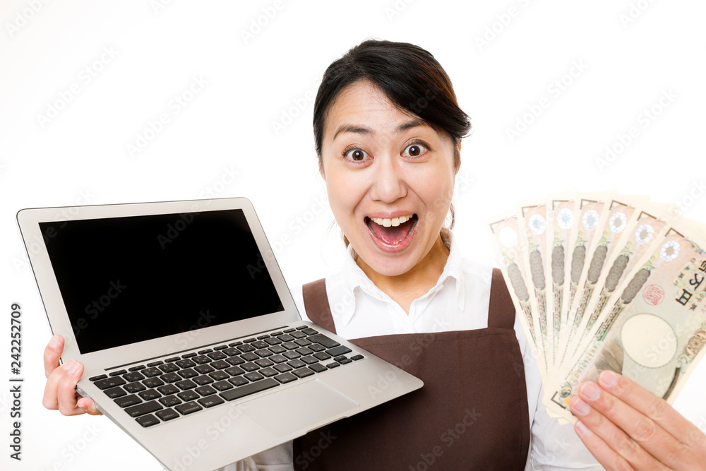 一万円札とパソコンを持つエプロン姿の女性