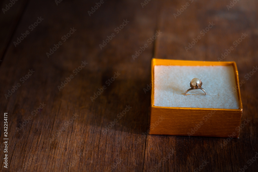 Caja de anillo de compromiso de regalo para festejar el amor en el día de san valentin 