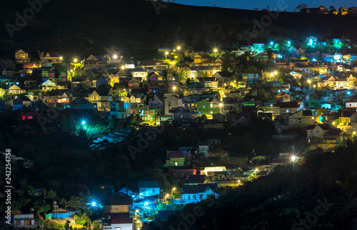 Fototapeta Naklejka Na Ścianę i Meble -  Night scene in the valley with bright houses with colorful lights makes the night scene in the countryside more vibrant in the Da Lat plateau, Vietnam