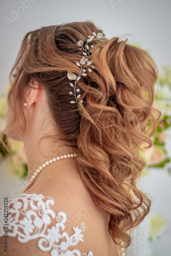 Wedding hairstyle of the bride. wedding preparations. happy day.