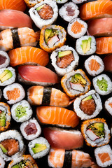 Gordijnen Sushi bar Japanse sushi collectie op tafel  © Rido