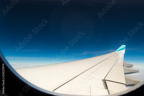 Aussicht aus einem Flugzeugfenster in großer Höhe photo