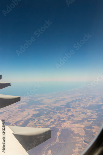 Fliegen über Afrika im Flugzeug photo