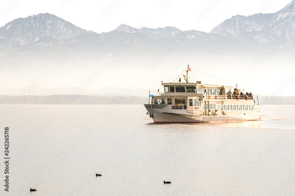 Obraz premium Bootsfahrt auf dem Chiemsee mit Bergen und Nebel