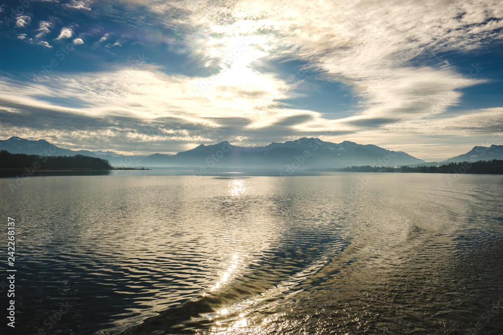 Fototapeta premium Ausblick auf den Chiemsee mit Wellen
