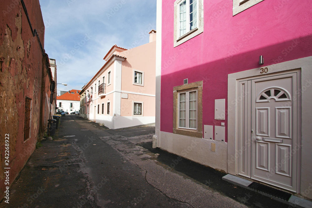 Narrow street of Lisobon