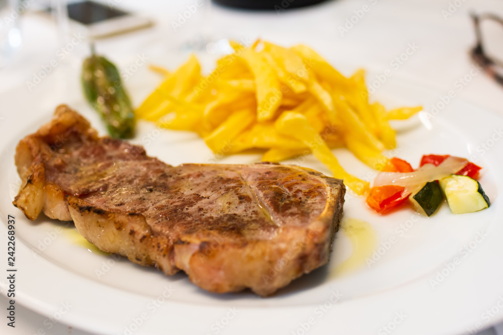 Grilled entrecote garnished with chips