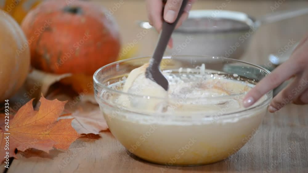 Process of kneading with shovel dough of liquid consistency. Process of kneading with shovel dough of liquid consistency.