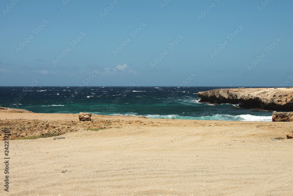 Mare blu e turchese con rocce e insenatura, Aruba, mar dei Caraibi