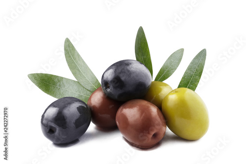 Bild auf Leinwand Delicious olives with leaves, isolated on white background