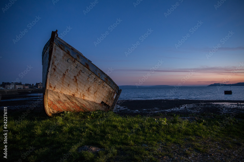 épave de vieux bateau abandonné, échoué au lever du jour