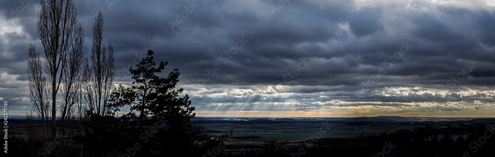 Obraz premium Light ray through clouds. Lichtstrahlen scheinen durch Wolken.