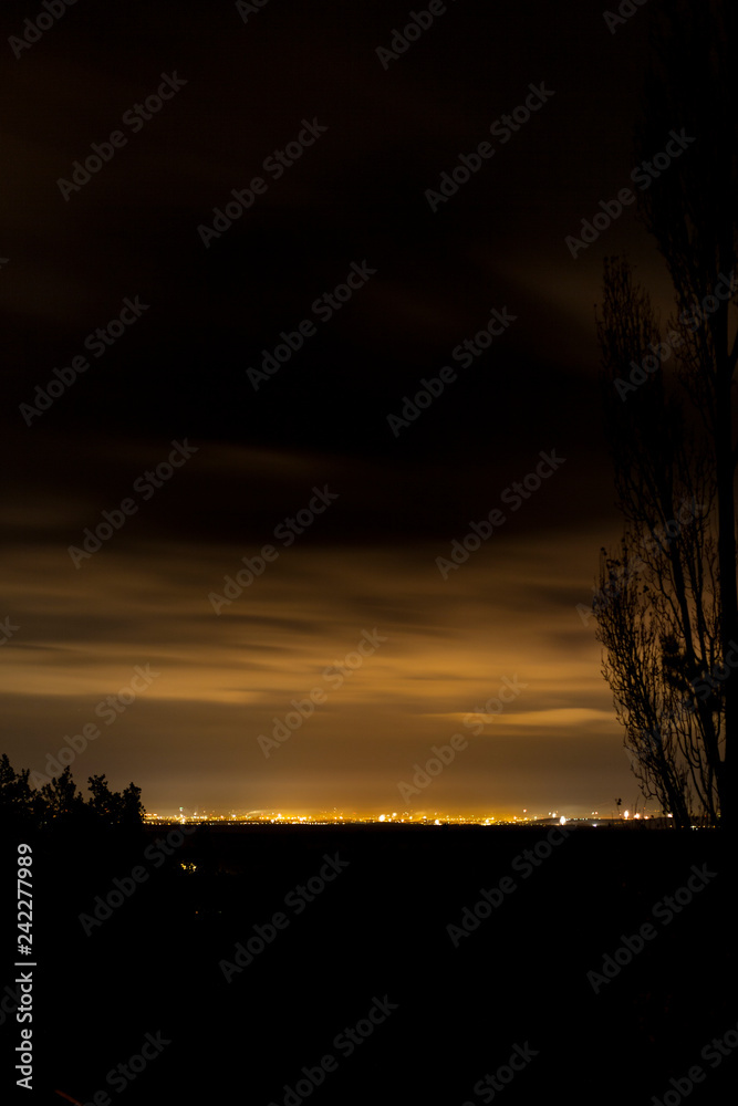 Fototapeta premium Lichtglocke über Stadt. Light pollution over city.