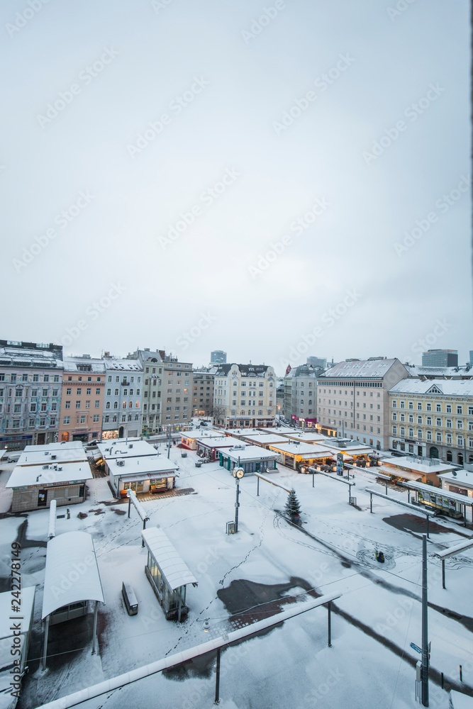 Schnee auf Stadt Marktplatz. Snow on city market square.