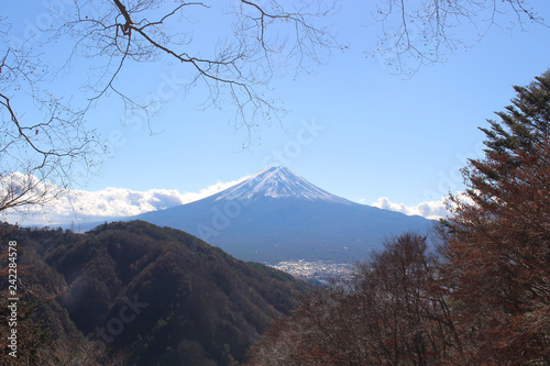御坂峠から望む富士山 © morico