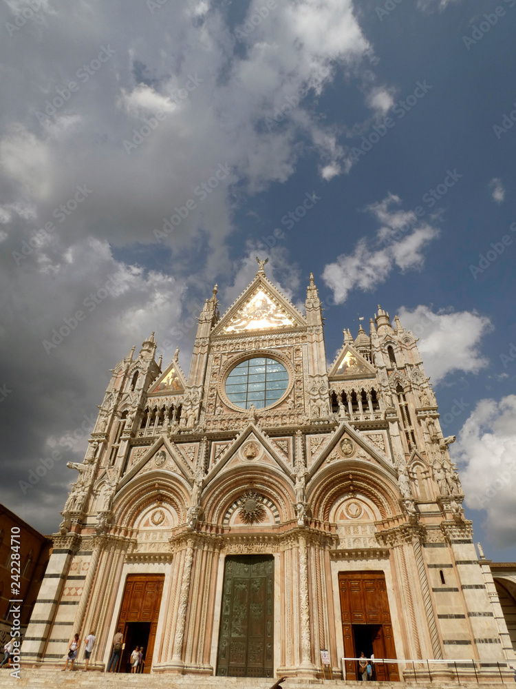 La catedral de Siena, Duomo di Siena, es un templo de culto católico, de esta ciudad italiana. Está dedicada a Nuestra Señora de la Asunción.