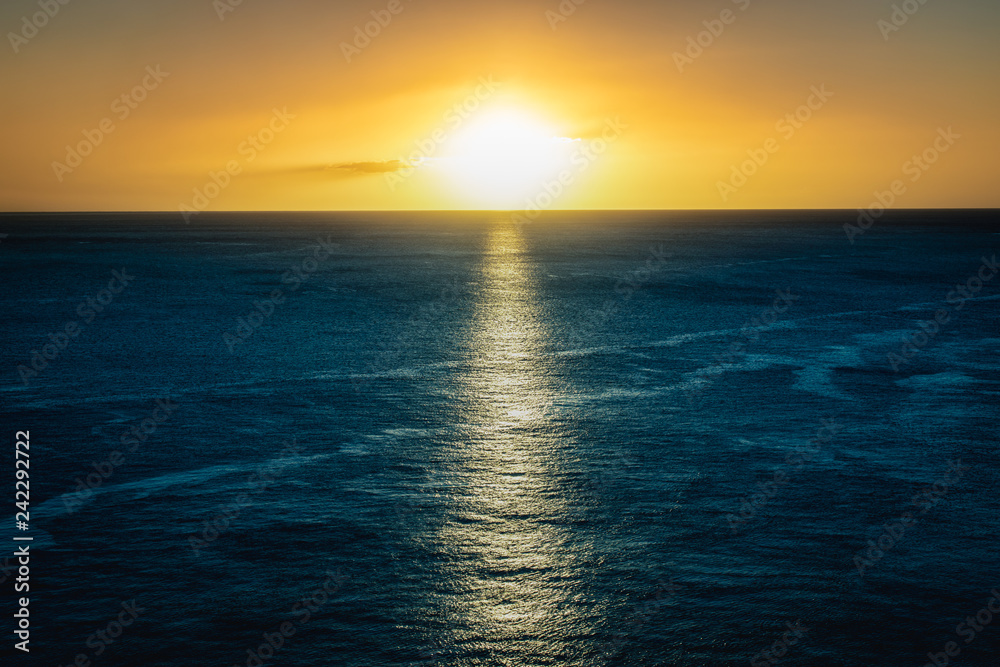 Obraz premium Seascape with beautiful sunset.