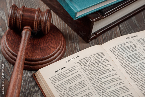 Slika na platnu Book of Exodus and gavel