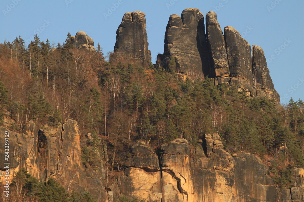 Vorderer Torstein der Schrammsteine über dem Elbtal in der Sächischen Schweiz