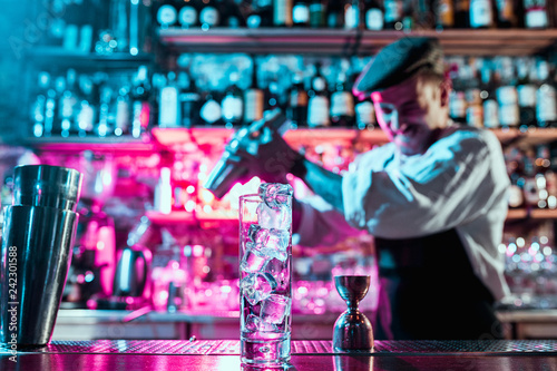 Quadro su tela Expert barman is making cocktail at night club or bar