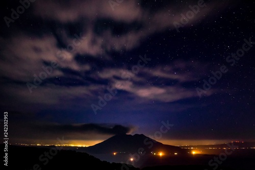 星空と噴火する桜島