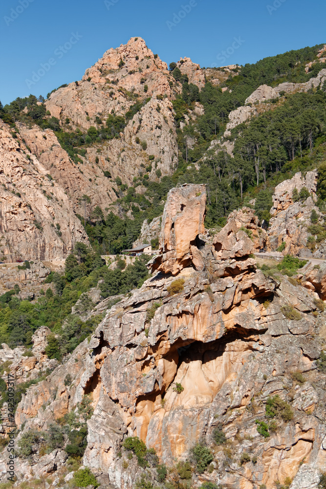 Formacje skalna w parku krajobrazowym Calanques di Piana na Korsyce