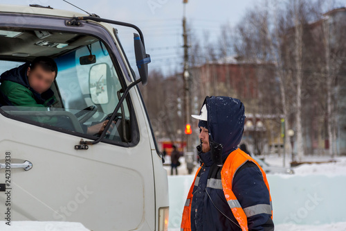 Wallpaper Mural Portrait of installer on the background of the car Torontodigital.ca
