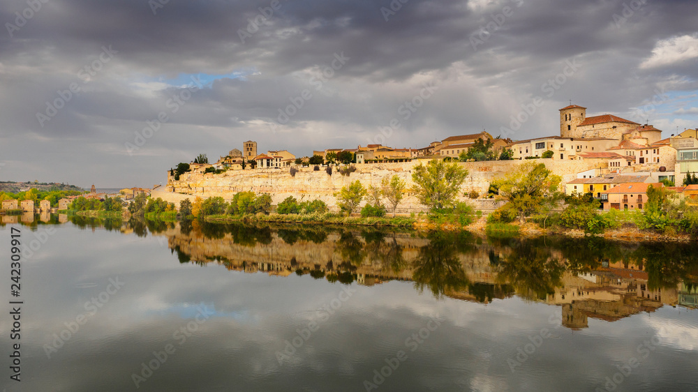 Zamora reflejada en el río Duero